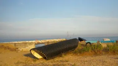 Un grosso tubo abbandonato in spiaggia e l’interno di una casa diventato latrina