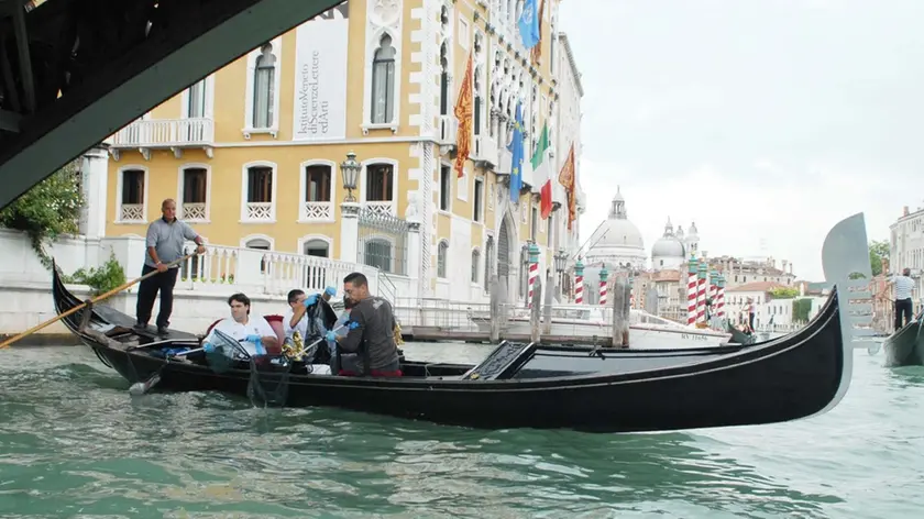 16.09.2006.- PULIZIA DEL CANAL GRANDE "INTERNATIONAL CLEANUP DAY. - INTERPRESS/AGOSTINI -