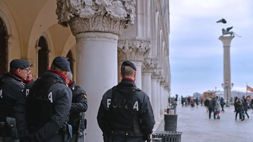 Policemen stand in front of the Venice's Doge's Palace in Venice, Italy, 03 january 2018. Several jewels from the 'Treasures of the Mughals and Maharajahs' show at Venice's Doge's Palace were stolen from a case in the morning on 03 January, according to Police. .ANSA/ANDREA MEROLA