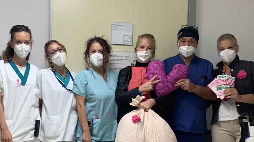 La consegna dei cuscini del cuore alla “Breast Unit” dell’Angelo