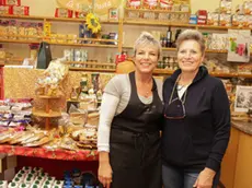 L'alimentari/gastronomia della famiglia De Marchi cambia gestione dopo 40 anni, via Trezzo Carpenedo nella foto Michela e Anna De Marchi