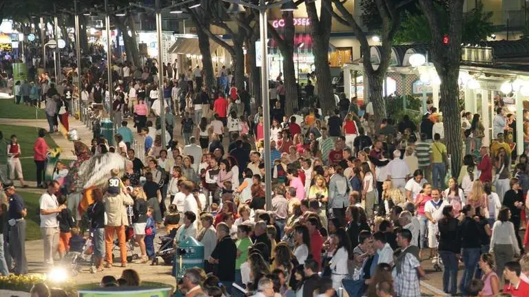 piazzetta casa bianca - - Via Bafile piena di gente venerdi' dopo mezzanotte nel cuore della prima notte bianca a Jesolo C'erano anche molte famiglie con bambini e carozzine al seguito (fotoservizio Gavagnin)