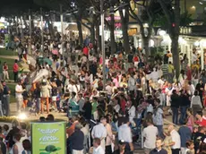 piazzetta casa bianca - - Via Bafile piena di gente venerdi' dopo mezzanotte nel cuore della prima notte bianca a Jesolo C'erano anche molte famiglie con bambini e carozzine al seguito (fotoservizio Gavagnin)