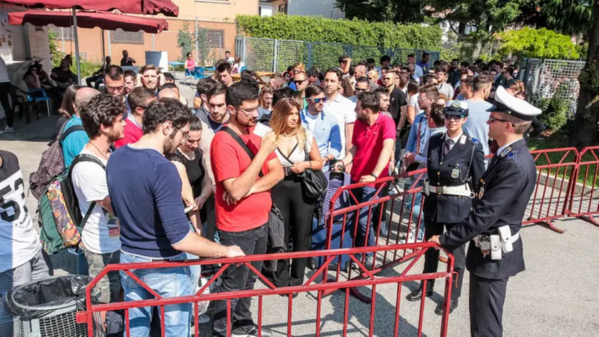 FOTO AGENZIA CANDUSSI / SCATTOLIN / MESTRE / PRIMA PROVA DEL CONCORSO PER ENTRARE NEL CORPO DI POLIZIA LOCALE SVOLTA PRESSO IL PALASPORT TALIERCIO.
