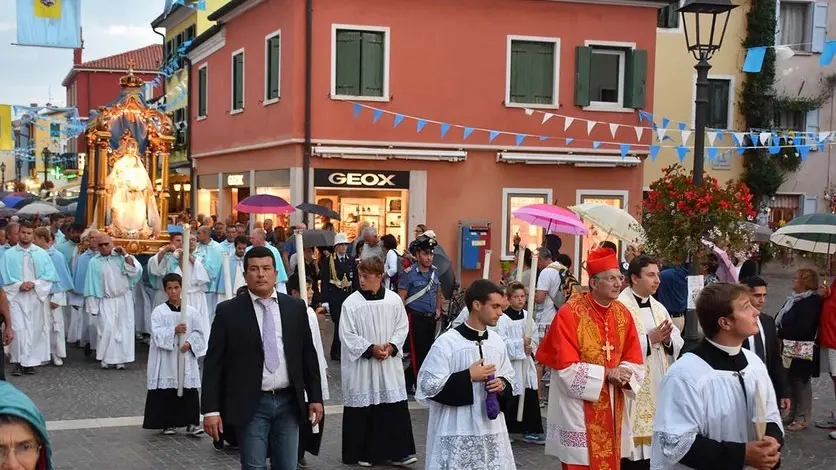 COLUCCI - DINO TOMMASELLA - CAORLE - PROCESSIONE DELLA MADONNA DELL'ANGELO CON IL PATRIARCA MORGLIA. LA GENTE IN ATTESA LUNGO IL CANALE E NEL LUNGOMARE DELLE SCULTURE. iL RITORNO AL PORTO CAUSA MARE MOSSO. LA PROCESSIONE LIUNGO IL PAESE.