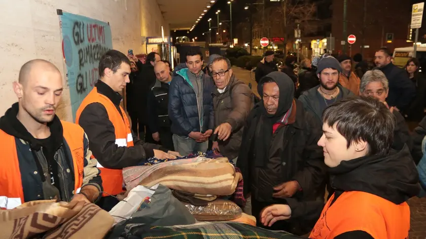 Baschieri/Foto Agenzia Candussi/ Mestre, stazione FS/ ultima sera di attività di aiuto ai senzatetto dell'ass. Caracol a seguito dei tagli dettati dalla municipalità