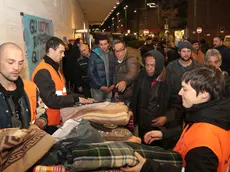 Baschieri/Foto Agenzia Candussi/ Mestre, stazione FS/ ultima sera di attività di aiuto ai senzatetto dell'ass. Caracol a seguito dei tagli dettati dalla municipalità