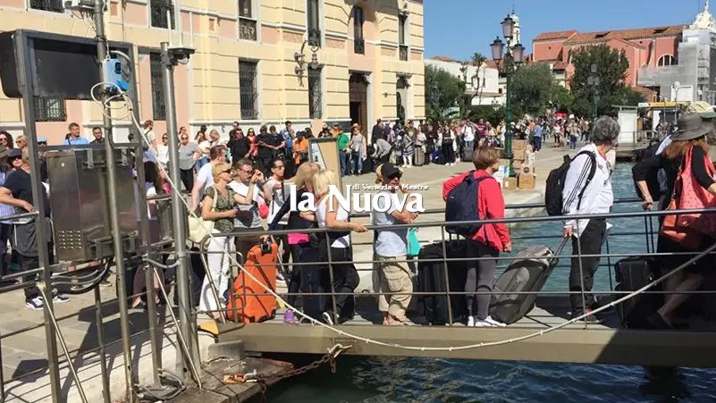 La coda all'imbarcadero di Santa Lucia (foto Agenzia Interpress, Venezia)