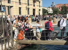 La coda all'imbarcadero di Santa Lucia (foto Agenzia Interpress, Venezia)