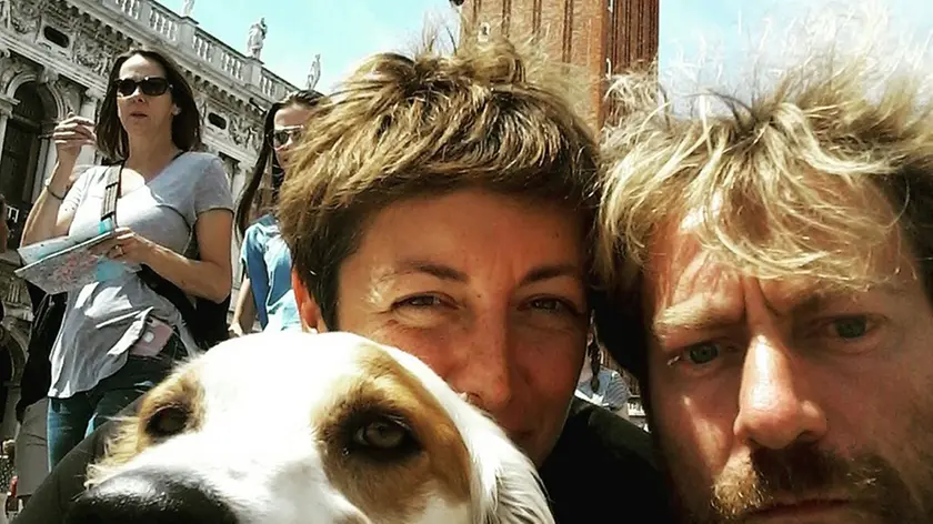 La fotografa Marina Vincenti, lo scrittore Marco Saverio Loperfido e il cane Bricco