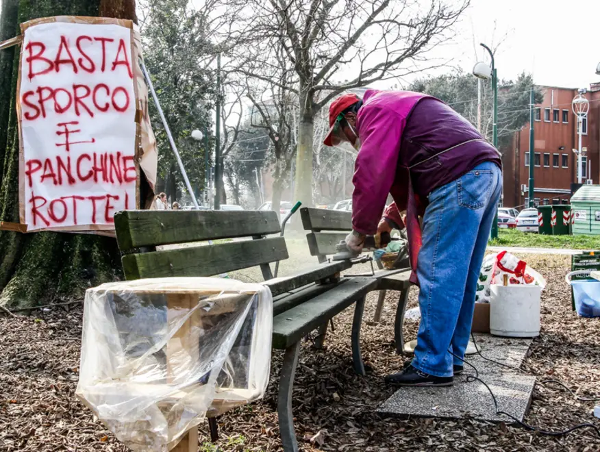 Il comitato Villaggio San Marco di Mestre pulisce il parco del quartiere e sistema le panchine.