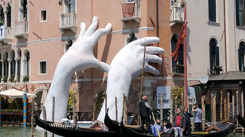 Le "Mani" di Lorenzo Quinn che idealmente sorreggono Venezia