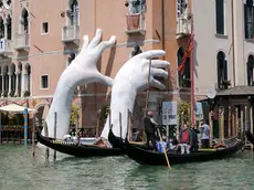 Le "Mani" di Lorenzo Quinn che idealmente sorreggono Venezia