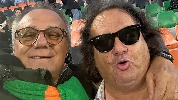 Arnaldo Loja, a destra, in curva assieme al capo tifoso Luciano Romo