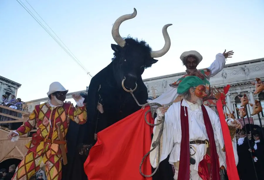 Interpress/Mazzega Venezia, 04.02.2016.- Carnevale di Venezia, Piazza San Marco, Ballata delle maschere con "Il taglio della Testa al Toro".-