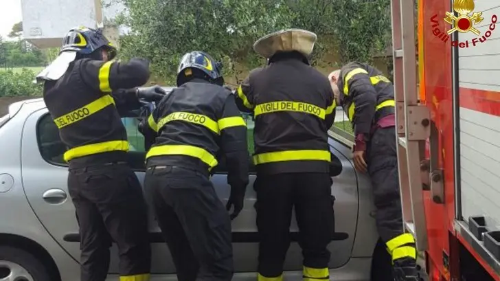 Va a prelevare al bancomat e lascia la figlia in auto: la bimba si chiude dentro, liberata dai pompieri