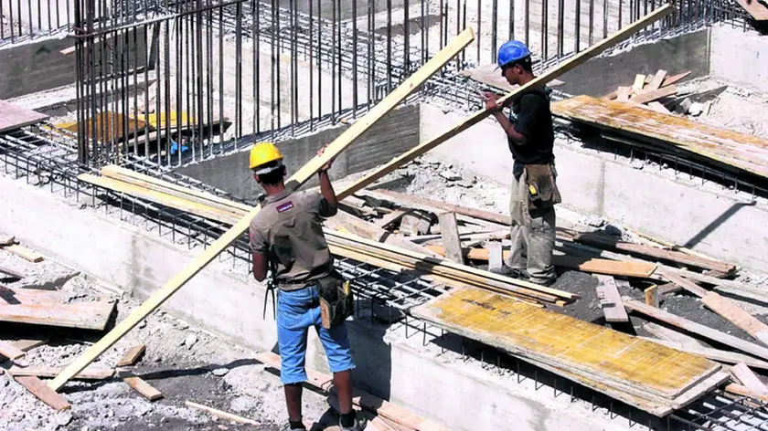 COSTRUZIONI EDILI COSTRUZIONE EDILIZIA MURATORI OPERAI IMPALCATURE CANTIERE CANTIERI (b. 48) Immagine numi.jpg da marchi host TIPO28 @autore IMAGOECONOMICA