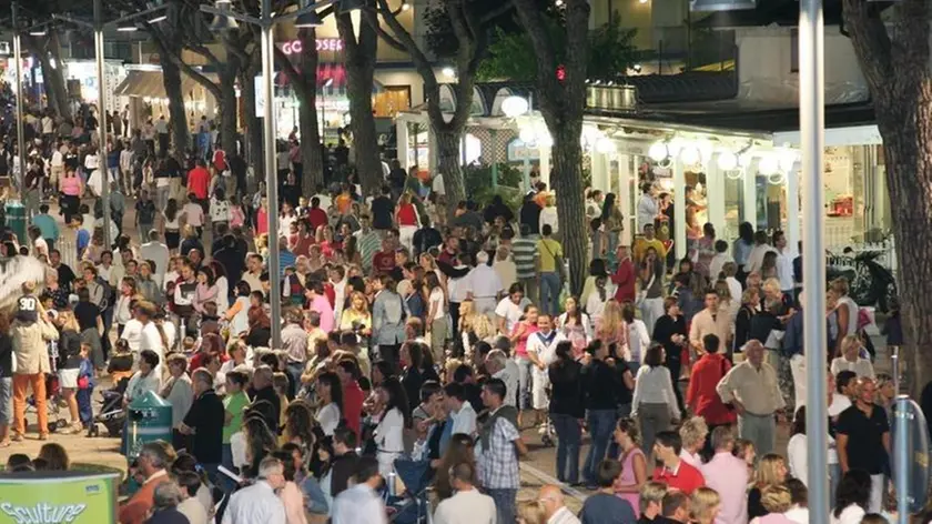 piazzetta casa bianca - - Via Bafile piena di gente venerdi' dopo mezzanotte nel cuore della prima notte bianca a Jesolo C'erano anche molte famiglie con bambini e carozzine al seguito (fotoservizio Gavagnin)