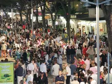 piazzetta casa bianca - - Via Bafile piena di gente venerdi' dopo mezzanotte nel cuore della prima notte bianca a Jesolo C'erano anche molte famiglie con bambini e carozzine al seguito (fotoservizio Gavagnin)