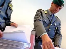 GUARDIA DI FINANZA CONTROLLO DOCUMENTI CONTABILI ISPEZIONE FISCALE - I controlli delle Fiamme Gialle e i dati 2010 In alto le auto della Guardia di Finanza