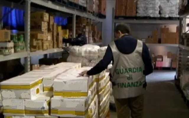Il cibo scaduto sequestrato dalla Guardia di Finanza a Portogruaro