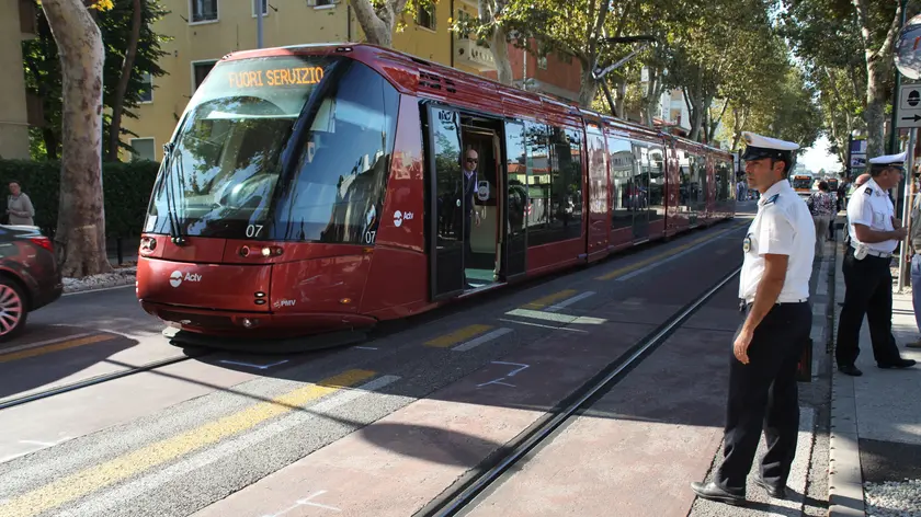 Violenta lite alla fermata del tram in via Cappuccina