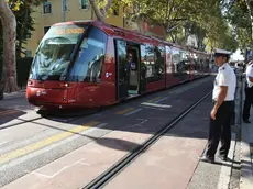 Violenta lite alla fermata del tram in via Cappuccina