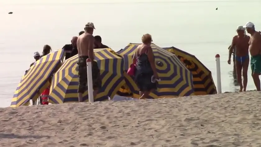 Ombrelloni a proteggere il corpo ritrovato sulla spiaggia di Sottomarina