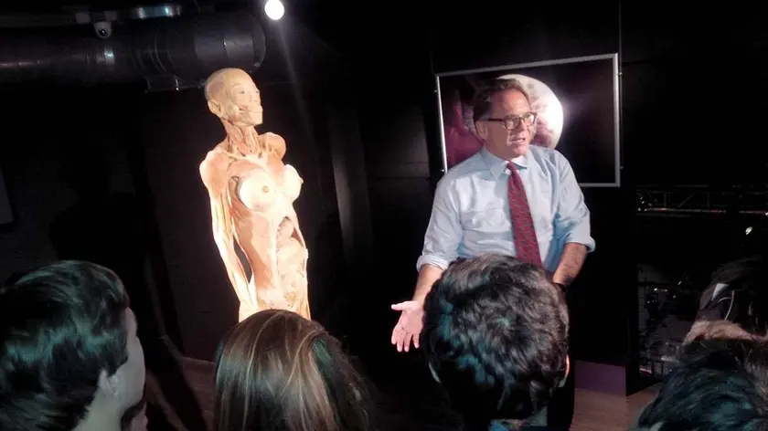Alessandro Cecchi Paone spiega il sistema riproduttivo a giovani studenti