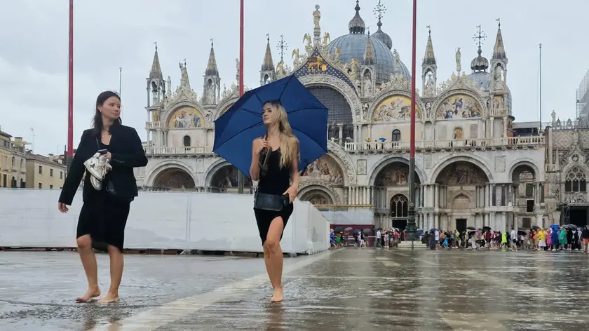 Una delle recenti acque alte in Piazza San Marco. La Piazza è una delle zone più basse della città storica