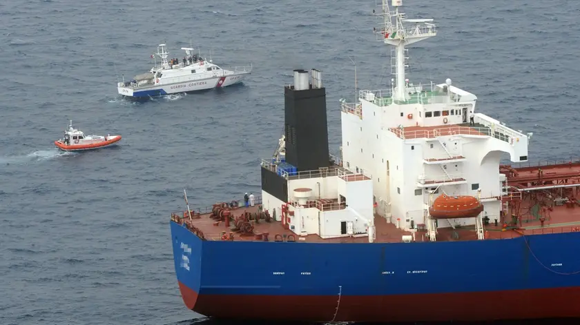 Esercitazione davanti al porto di Genova dove è stata simulata una perdita di greggio in mare da una petroliera, a cui hanno presoo parte diversi mezzi navali e aerei dell Guardia Costiera, questa mattina a 24 ottobre a Genova. -ANSA/LUCA ZENNARO-