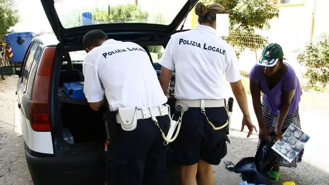 PELLICANI JESOLO: CONTROLLO VU CUMPRA POLIZIA LOCALE LUNGO MARE