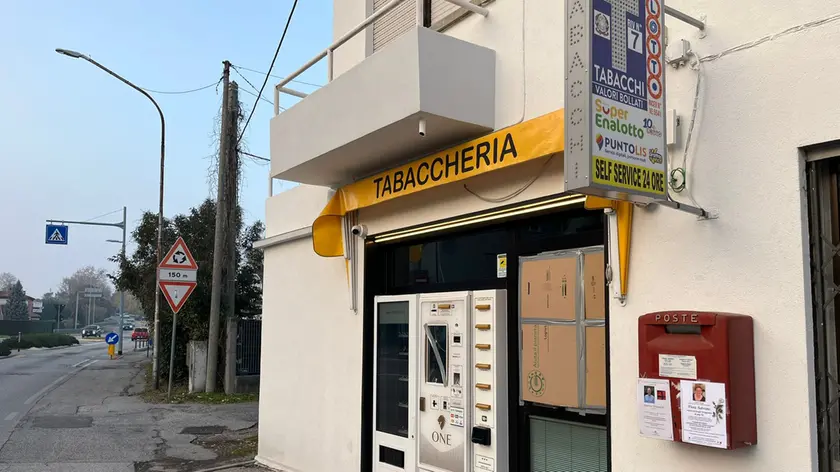 La tabaccheria di via Roma presa di mira dai vandali (foto Interpress)