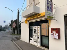 La tabaccheria di via Roma presa di mira dai vandali (foto Interpress)