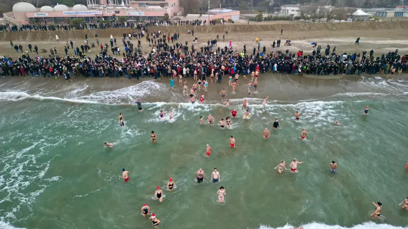 Il tuffo del 15 dicembre mattina, lungo la spiaggia del Blue Moon, al Lido