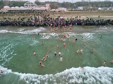 Il tuffo del 15 dicembre mattina, lungo la spiaggia del Blue Moon, al Lido