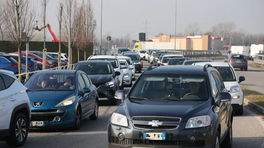 Auto incolonnate per raggiungere La Nave De Vero