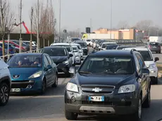 Auto incolonnate per raggiungere La Nave De Vero