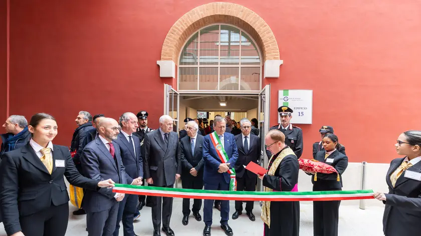 Il taglio del nastro durante l'inaugurazione della nuova sede del Tribunale civile di Venezia (Interpress)