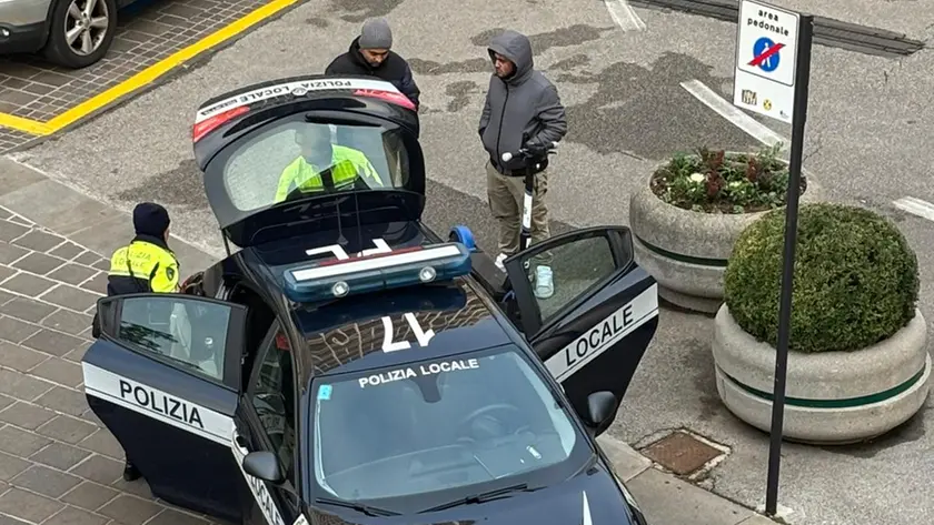 I controlli della Locale in via Poerio, dove è stato fermato un monopattino con due persone senza casco