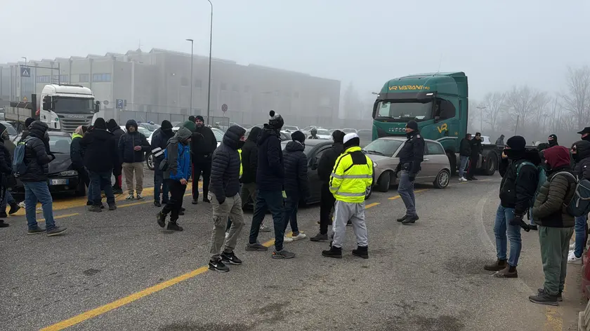 Uno dei picchetti dei dipendenti a Marghera (foto Agenzia Pòrcile)