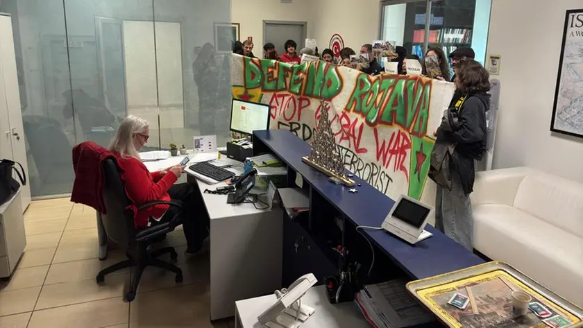 Il raid degli attivisti dentro al Consolato turco (Foto Pòrcile)