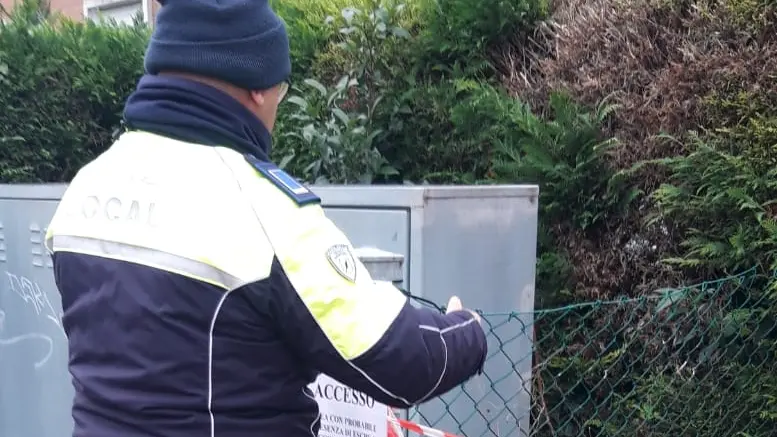 Un agente di polizia locale mentre delimita l’area del parco