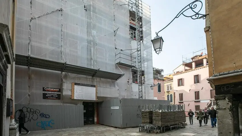 Un cantiere in corso in centro storico a Venezia