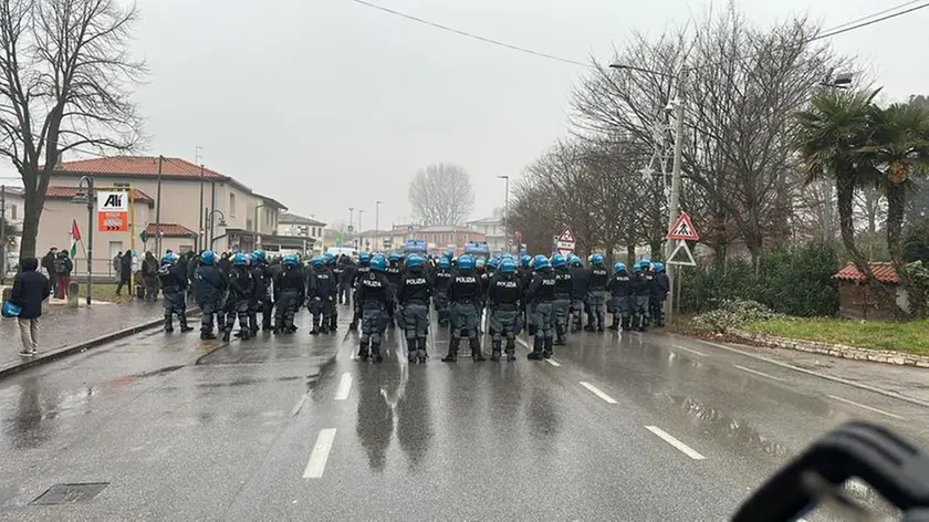 Lo schieramento della Polizia sulla Triestina impedisce l’avanzata dei manifestanti