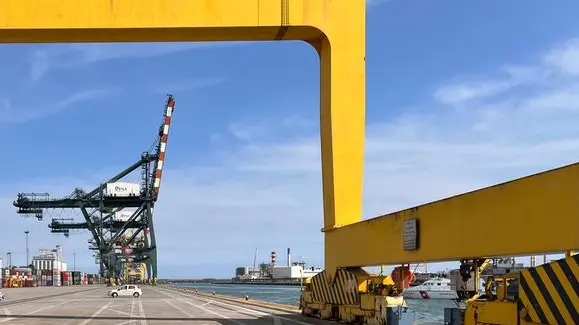 Una delle banchine del porto commerciale dove vengono scaricati i container