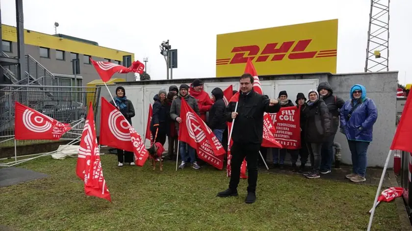 Lavoratori in sciopero (foto Agenzia Pòrcile)