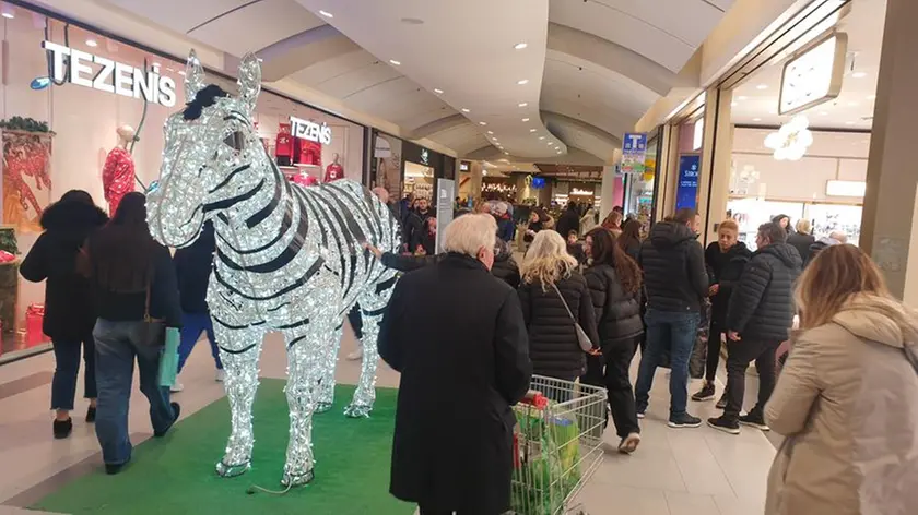 Shopping in un centro commerciale a pochi giorni dal Natale