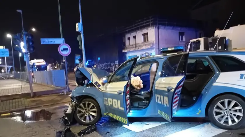 L'auto incidentata della Polizia stradale