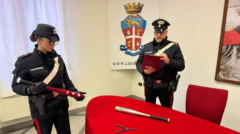 Le mazze sequestrate dai carabinieri